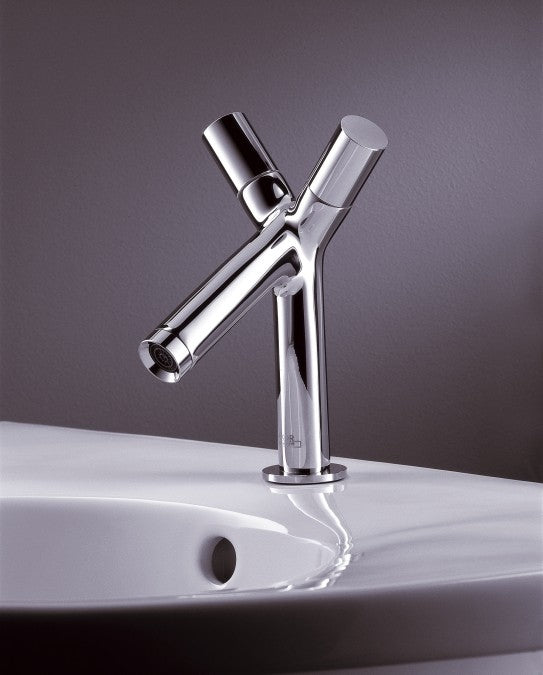 Hansgrohe Starck Gruppo lavabo Monoforo a due maniglie Cromo ambientato su piano bagno con accessori