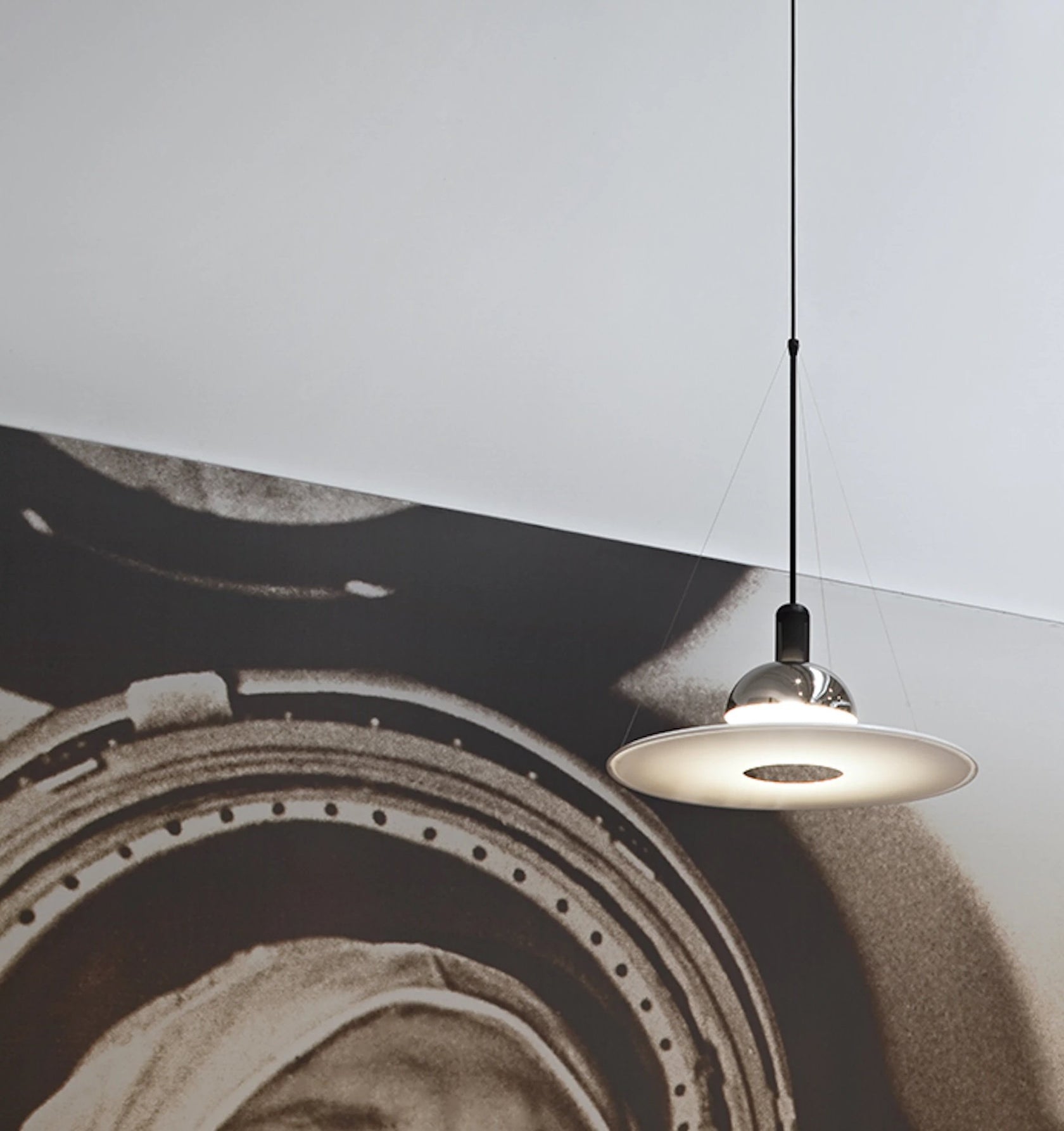 Flos Frisbi Lampada Sospesa Cromo in cromato accesa in ambiente, design e diffusione della luce