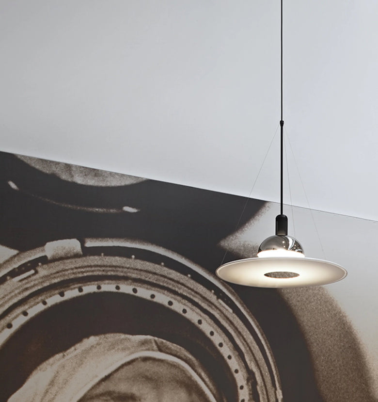 Flos Frisbi Lampada Sospesa Cromo in cromato accesa in ambiente, design e diffusione della luce