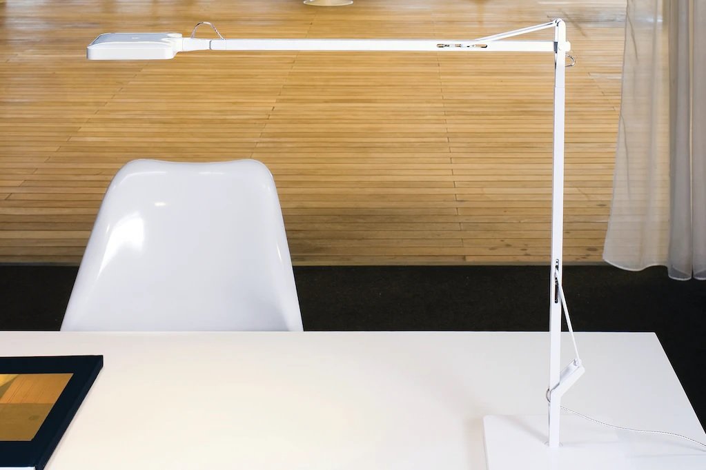 Flos Kelvin Edge Base Lampada scrivania bianco lucido spenta, dettaglio del corpo lampada e dei materiali