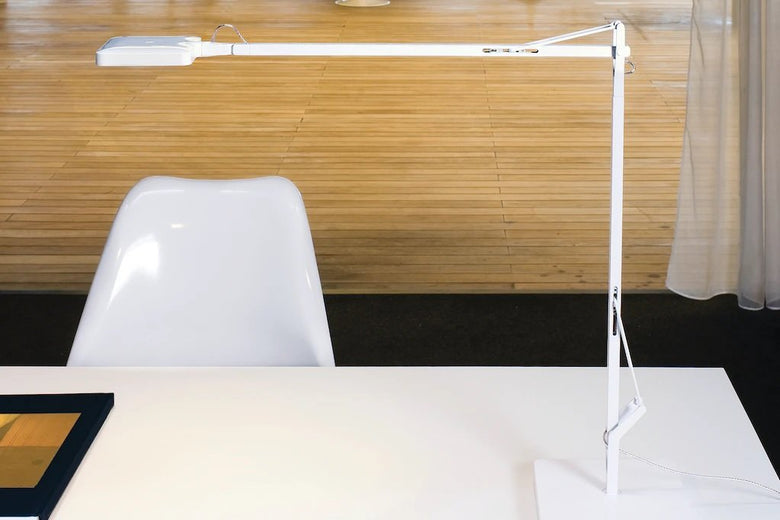 Flos Kelvin Edge Base Lampada scrivania bianco lucido spenta, dettaglio del corpo lampada e dei materiali