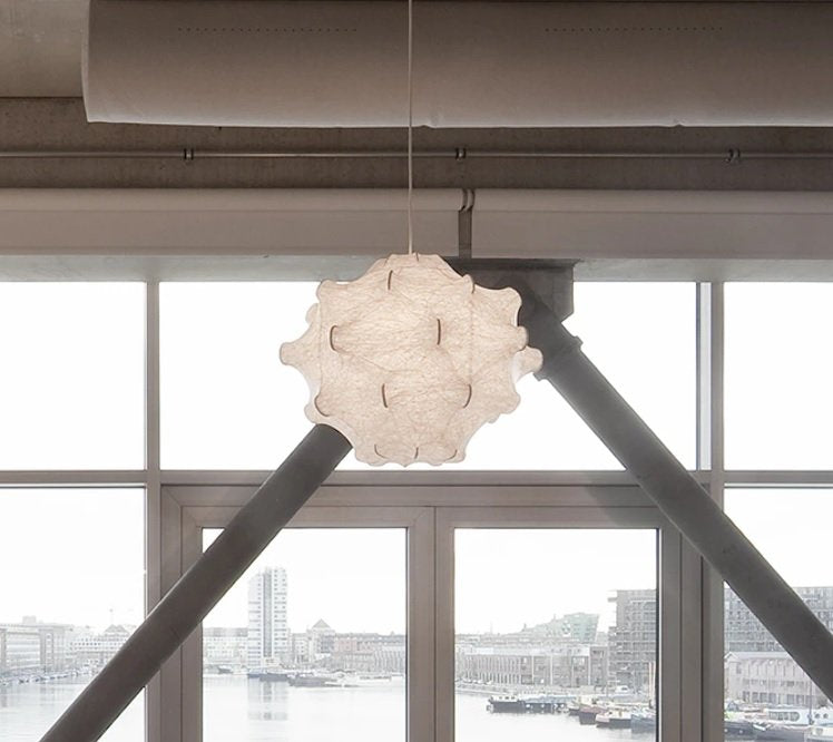 Flos Taraxacum 1 Lampada a Sospensione Cocoon Bianco spenta, dettaglio del corpo lampada e dei materiali