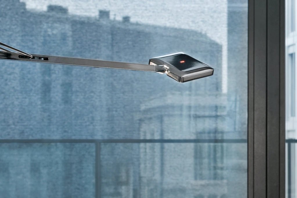Flos Kelvin Edge Con Base Lampada scrivania Antracite spenta, dettaglio del corpo lampada e dei materiali