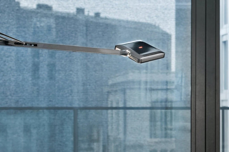 Flos Kelvin Edge Con Base Lampada scrivania Antracite spenta, dettaglio del corpo lampada e dei materiali