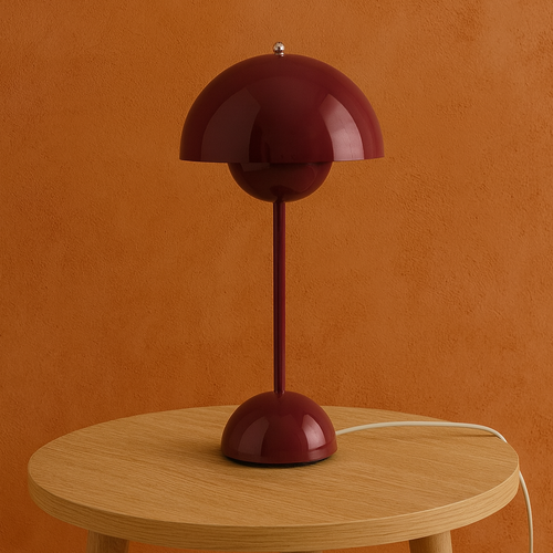 &Tradition Flowerpot VP3 Lampada da tavolo dark plum Purple accesa in ambiente, design e diffusione della luce