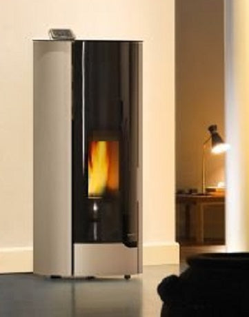 Palazzetti Nina 8 Stufa A Pellet Ecofire ad Aria con porta Bianca accesa in soggiorno, fiamma visibile attraverso il vetro