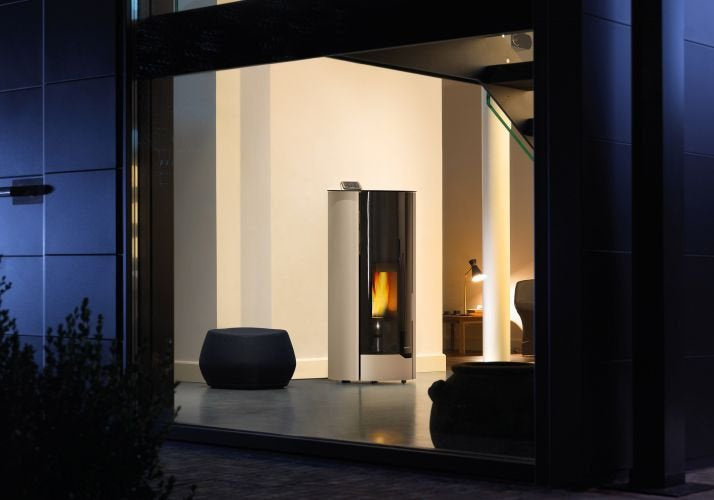 Palazzetti Nina 8 Stufa A Pellet Ecofire ad Aria con porta Bianca, dettaglio del pannello comandi e della bocca di carico