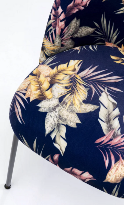 Cecil Flower sedia da arredo con gambe in acciaio nero e tessuto motivo floreale blu notte