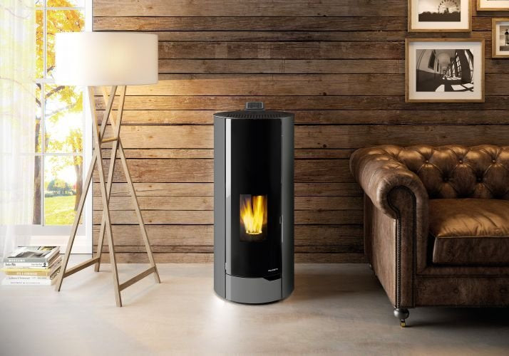 Palazzetti Nina 8 Stufa A Pellet Ecofire ad Aria con porta accesa in soggiorno, fiamma visibile attraverso il vetro