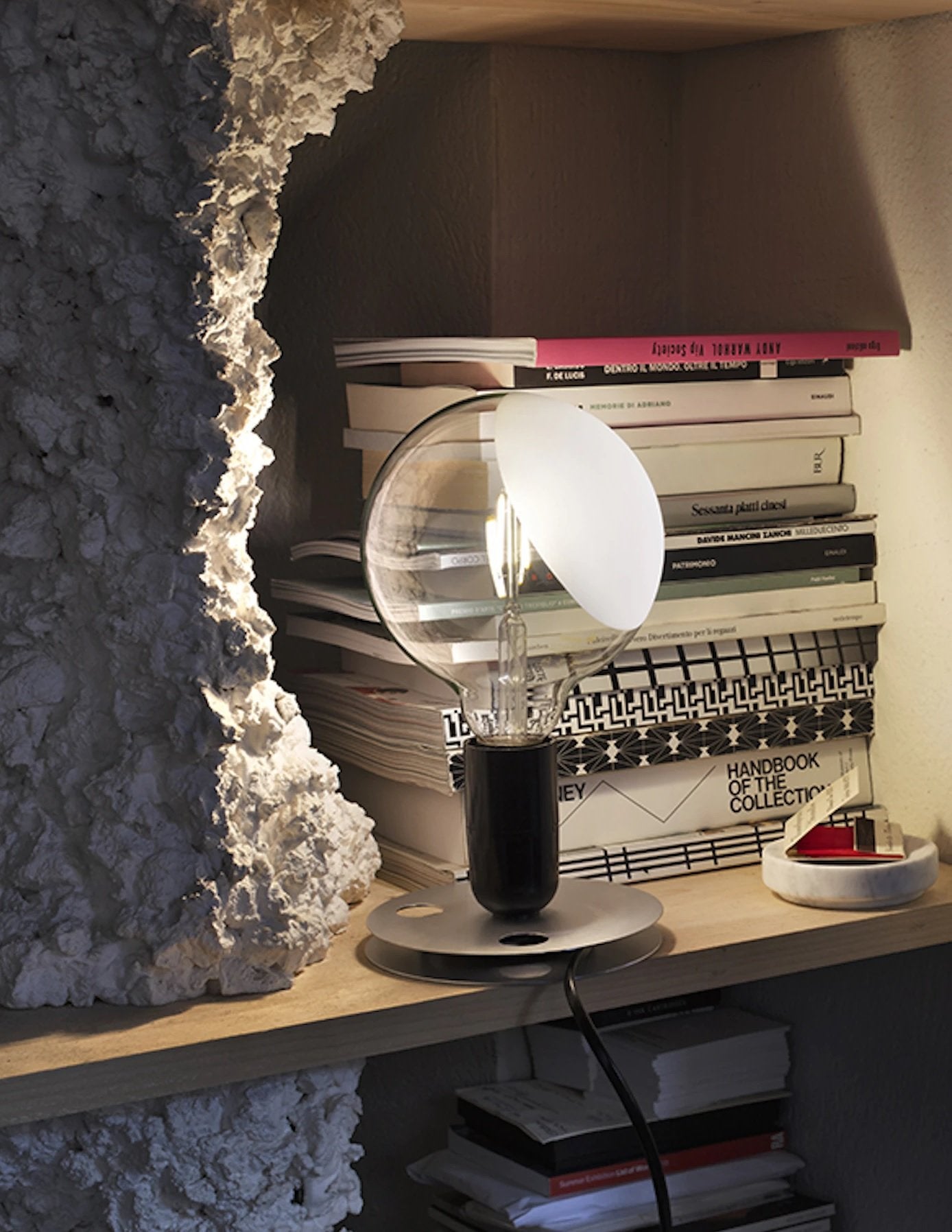Flos Lampadina lampada da tavolo bachelite verde spenta, dettaglio del corpo lampada e dei materiali
