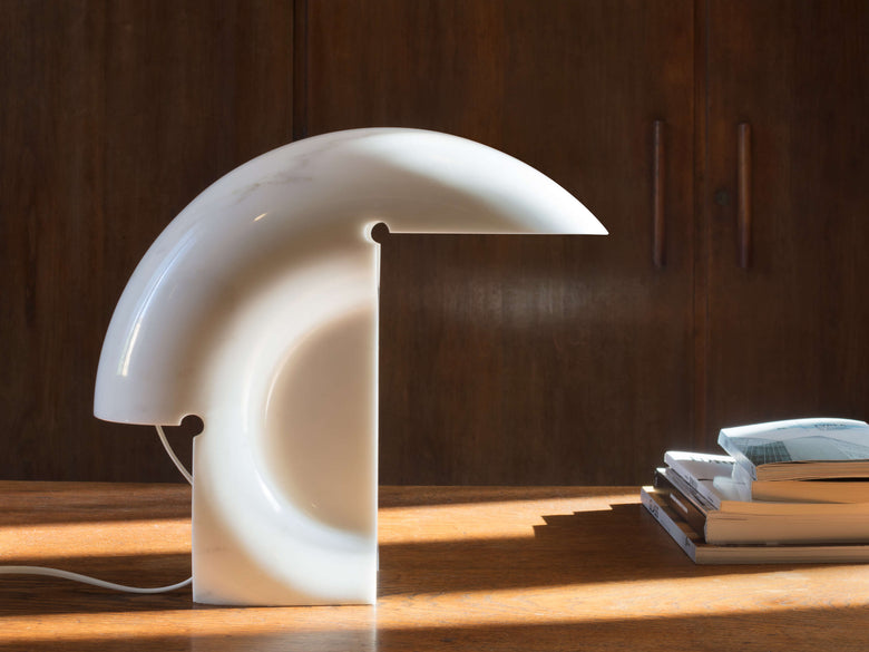 Flos Biagio Lampada da tavolo a conchiglia in Marmo bianco accesa in ambiente, design e diffusione della luce