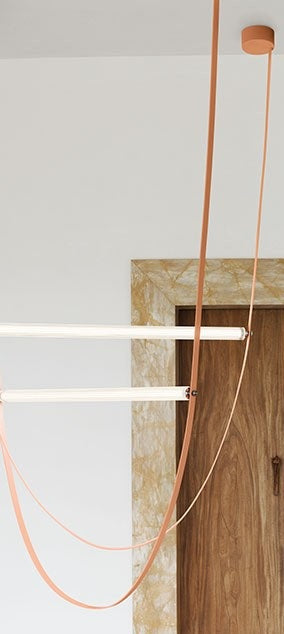 Flos Wireline Lampada 130 cm a sospensione cavo Rosa accesa in ambiente, design e diffusione della luce