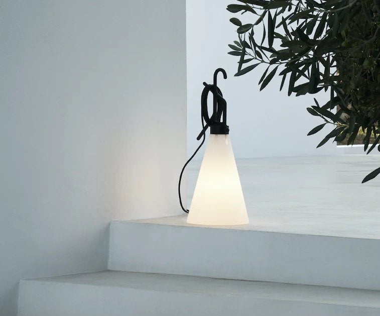 Flos Mayday Lampada multiuso nero da interni cavo 485 cm accesa in ambiente, design e diffusione della luce