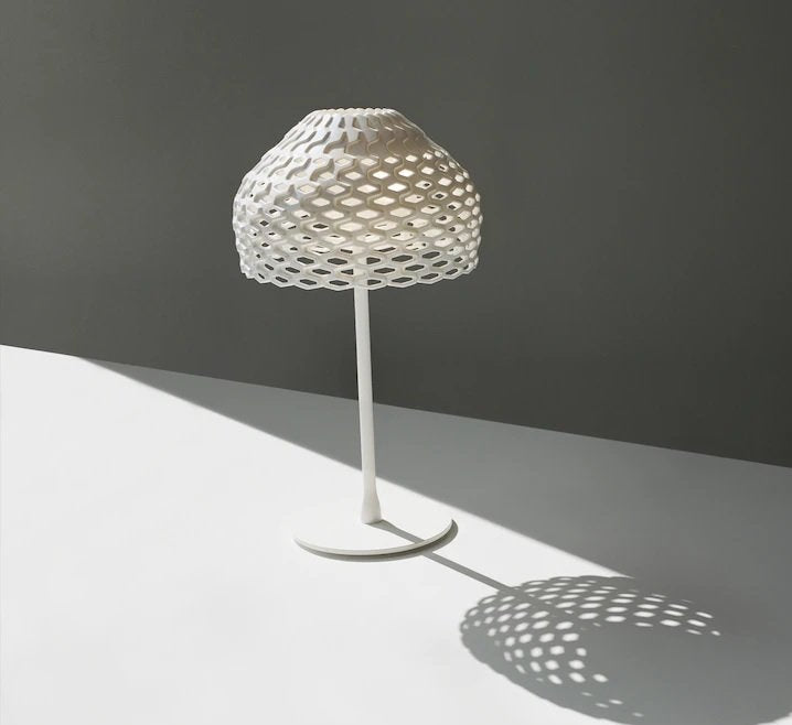 Flos Tatou Table Lampada da tavolo bianco spenta, dettaglio del corpo lampada e dei materiali