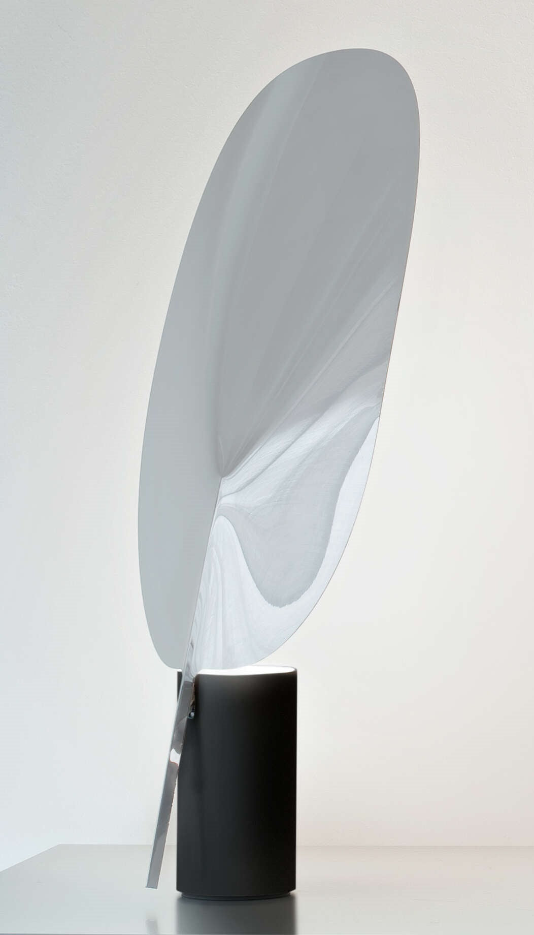 Flos Serena Lampada da tavolo alluminio con luce regolabile spenta, dettaglio del corpo lampada e dei materiali