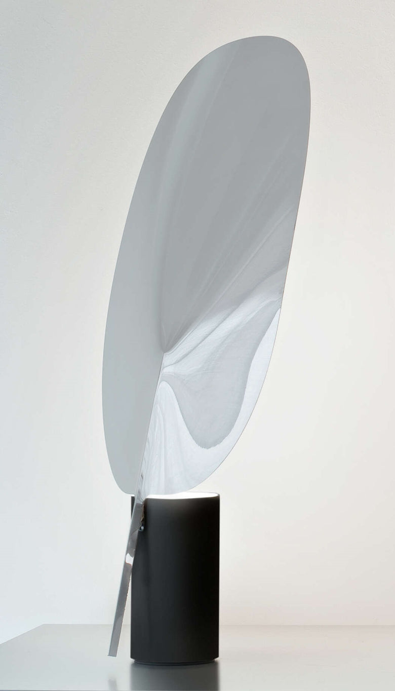 Flos Serena Lampada da tavolo alluminio con luce regolabile spenta, dettaglio del corpo lampada e dei materiali