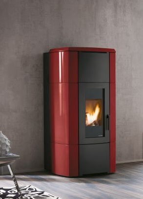 Palazzetti Ermione Idro 20 ACS Stufa A Pellet ad acqua Con in ceramica e ghisa accesa in soggiorno, fiamma visibile...