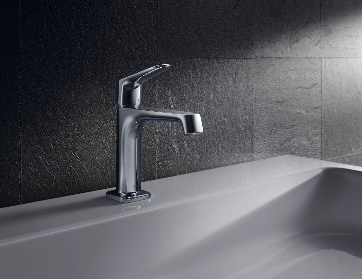 Hansgrohe Citterio M Miscelatore Lavabo 100 con salterello in cromato ambientato su piano bagno con accessori