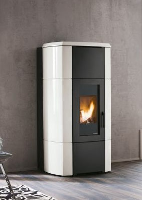 Palazzetti Ermione Idro 26 ACS Stufa A Pellet ad acqua in ceramica e ghisa accesa in soggiorno, fiamma visibile...