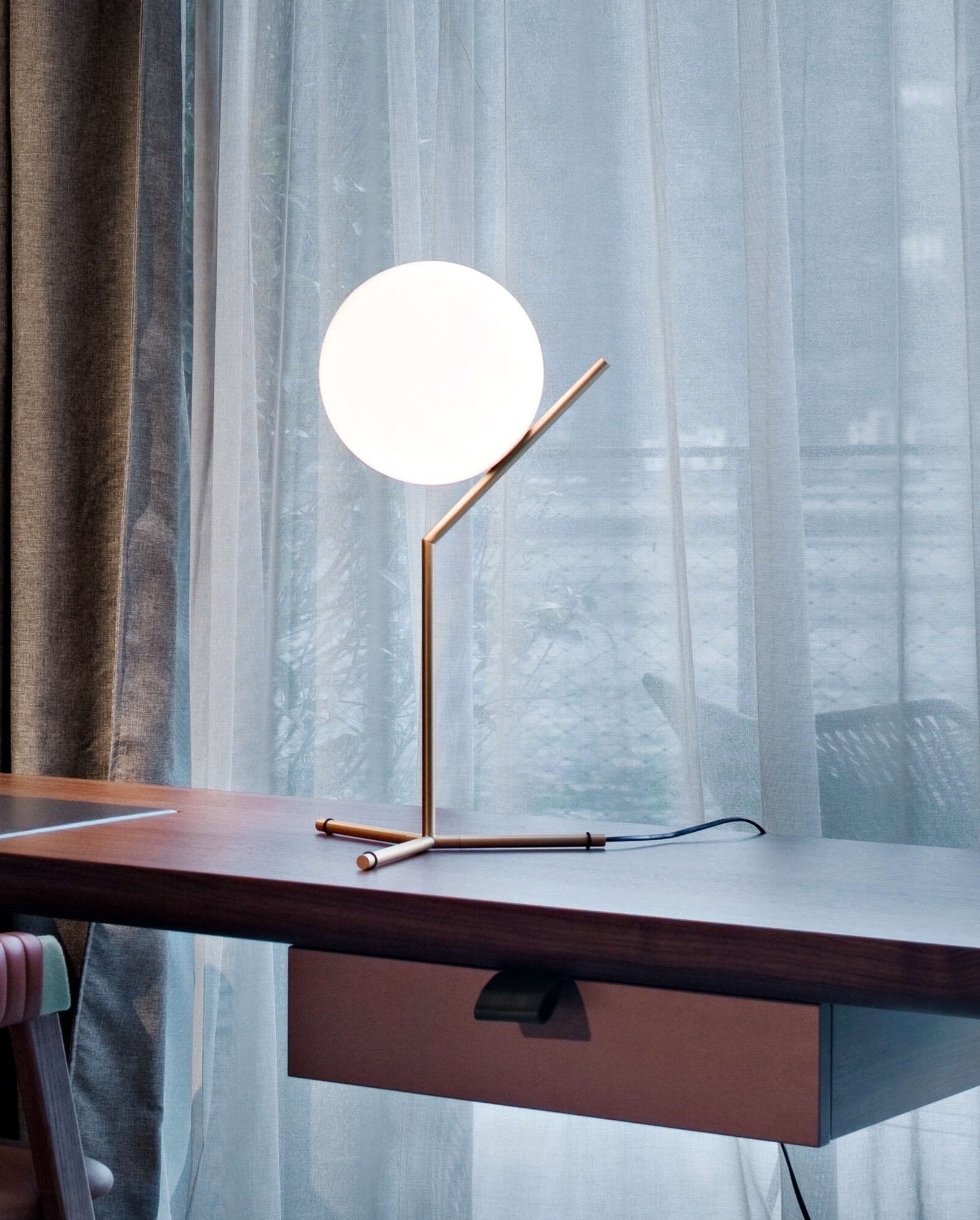 Flos IC Lights Table 1 High Lampada da tavolo nero, particolare del diffusore luminoso