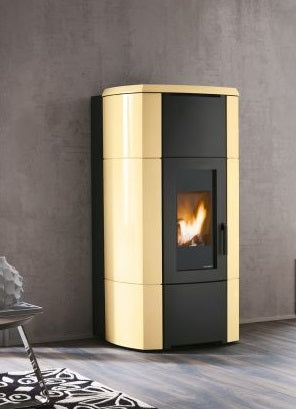 Palazzetti Ermione Idro 26 ACS Stufa A Pellet ad acqua Con accesa in soggiorno, fiamma visibile attraverso il vetro