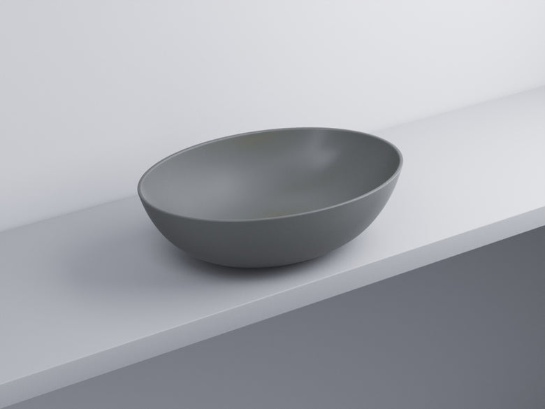 Cielo Eco Small Bacinella 58x42 Ovale Da Appoggio Senza in ceramica ambientato su piano bagno con accessori
