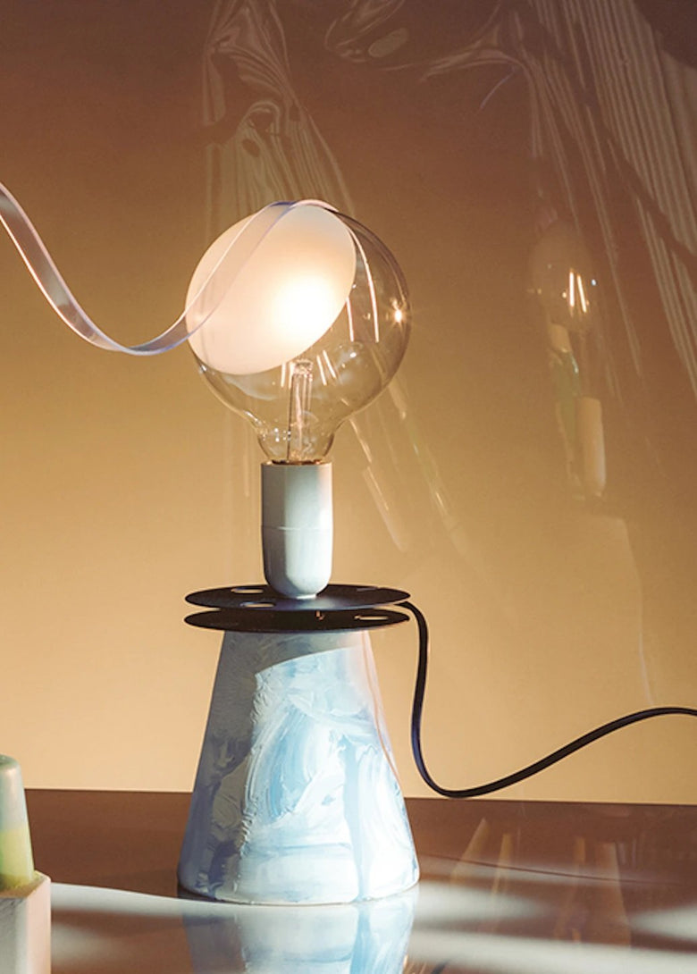 Flos Lampadina lampada da tavolo bachelite bianco spenta, dettaglio del corpo lampada e dei materiali