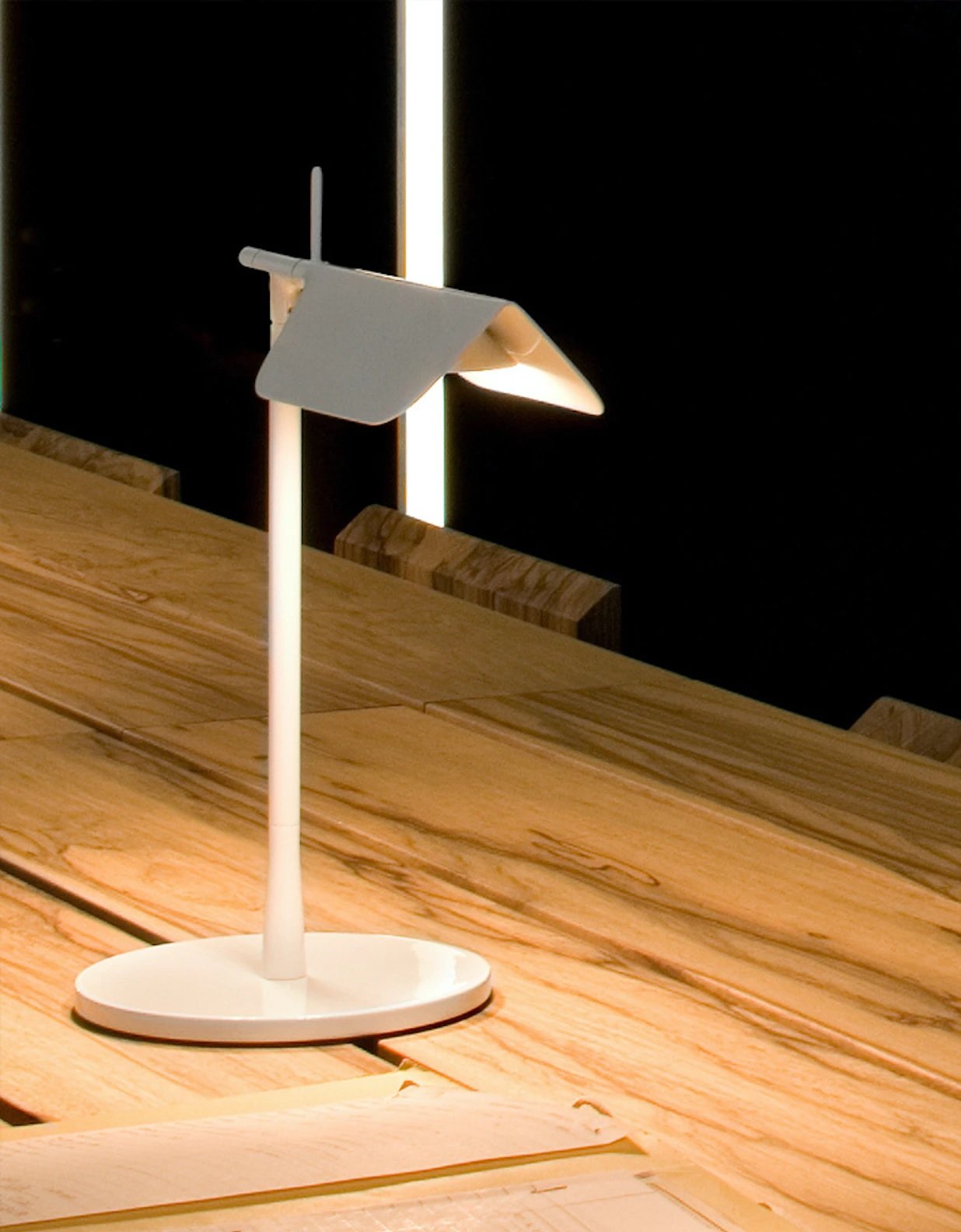 Flos Tab Table Lampada da scrivania Bianco spenta, dettaglio del corpo lampada e dei materiali