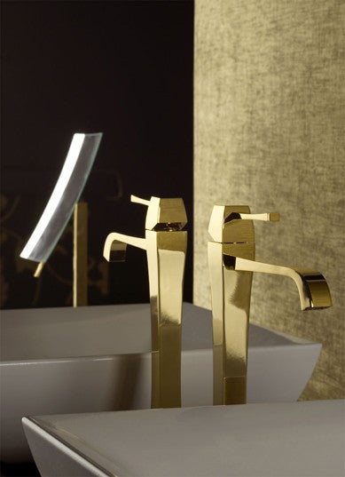 Gessi Mimi Miscelatore Lavabo monocomando Bocca Lunga Oro ambientato su piano bagno con accessori