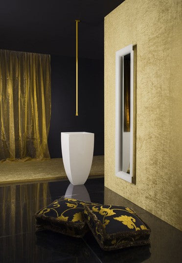 Gessi Mimi Bocca Da Soffitto Per lavabo per Comando Remoto ambientato su piano bagno con accessori