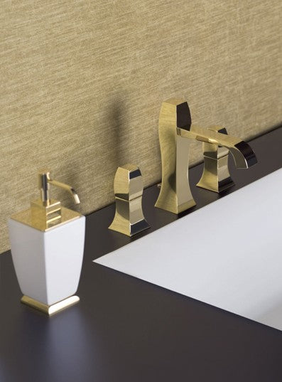 Gessi Mimi Gruppo Lavabo 3 Fori Oro ambientato su piano bagno con accessori - Gessi