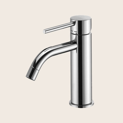 Paffoni Light LIG071CR Miscelatore Monocomando Lavabo Cromo in lucido ambientato su piano bagno con accessori