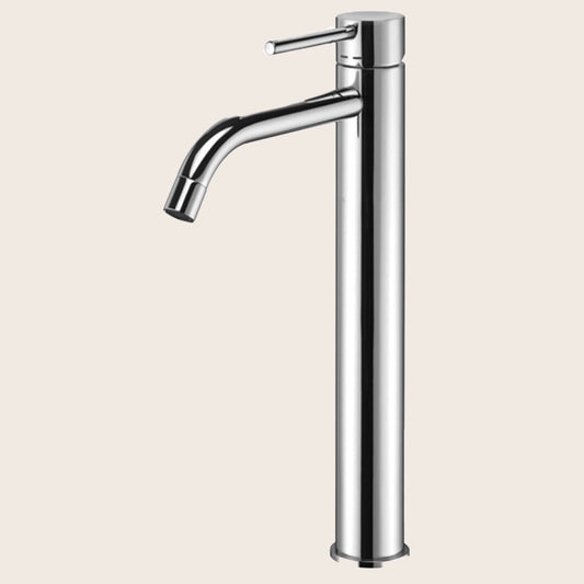 Paffoni Light Lig085 Miscelatore Lavabo Alto Prolungato ambientato su piano bagno con accessori
