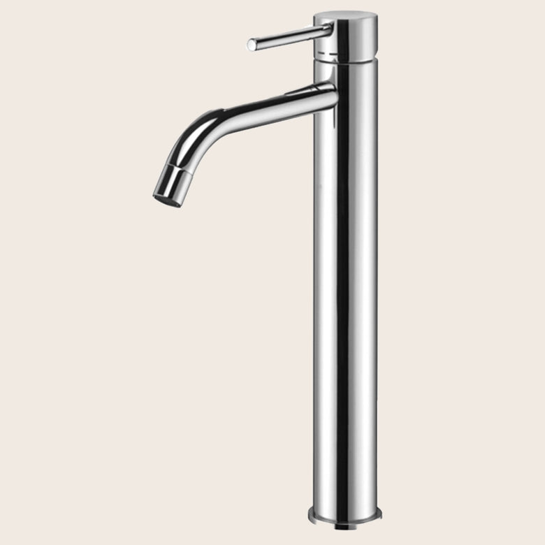 Paffoni Light Lig085 Miscelatore Lavabo Alto Prolungato ambientato su piano bagno con accessori
