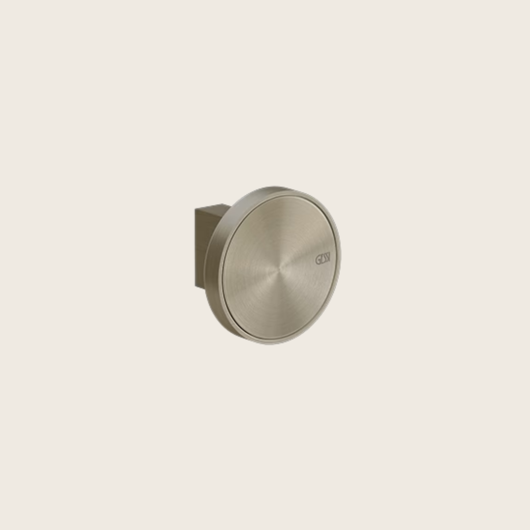 Gessi Origini Gancio appendino tondo brushed brass PVD in naturale montato a parete, vista del design e della finitura