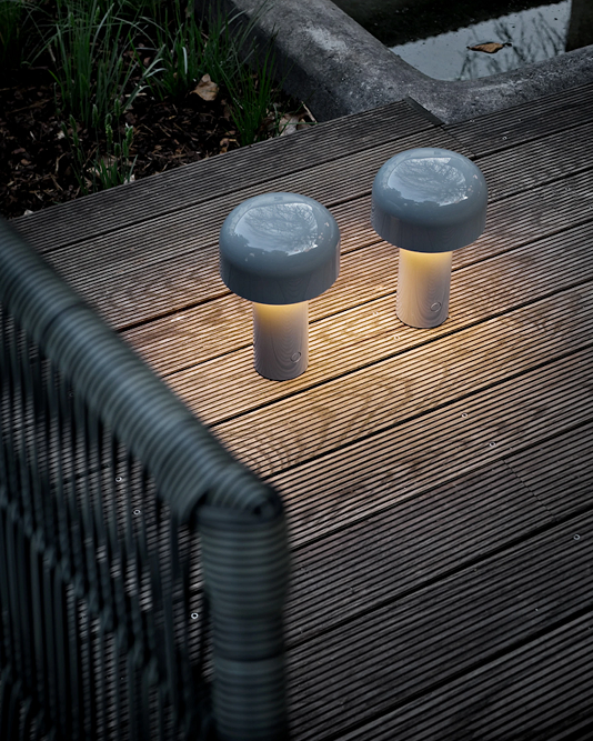 Flos Bellhop lampada da tavolo ricaricabile Grey Blu, particolare del diffusore luminoso