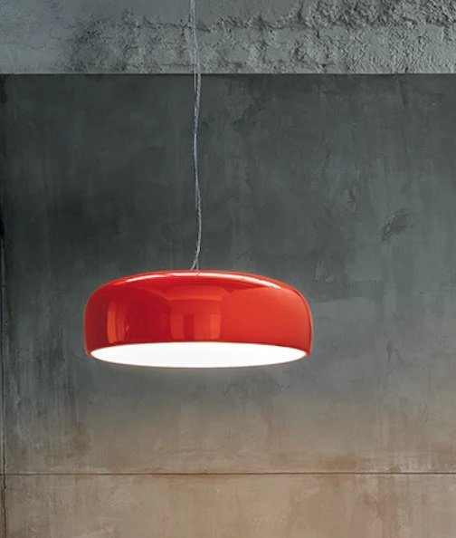 Flos Smithfield Suspension Lampada a Sospensione Rosso in alluminio accesa in ambiente, design e diffusione della luce