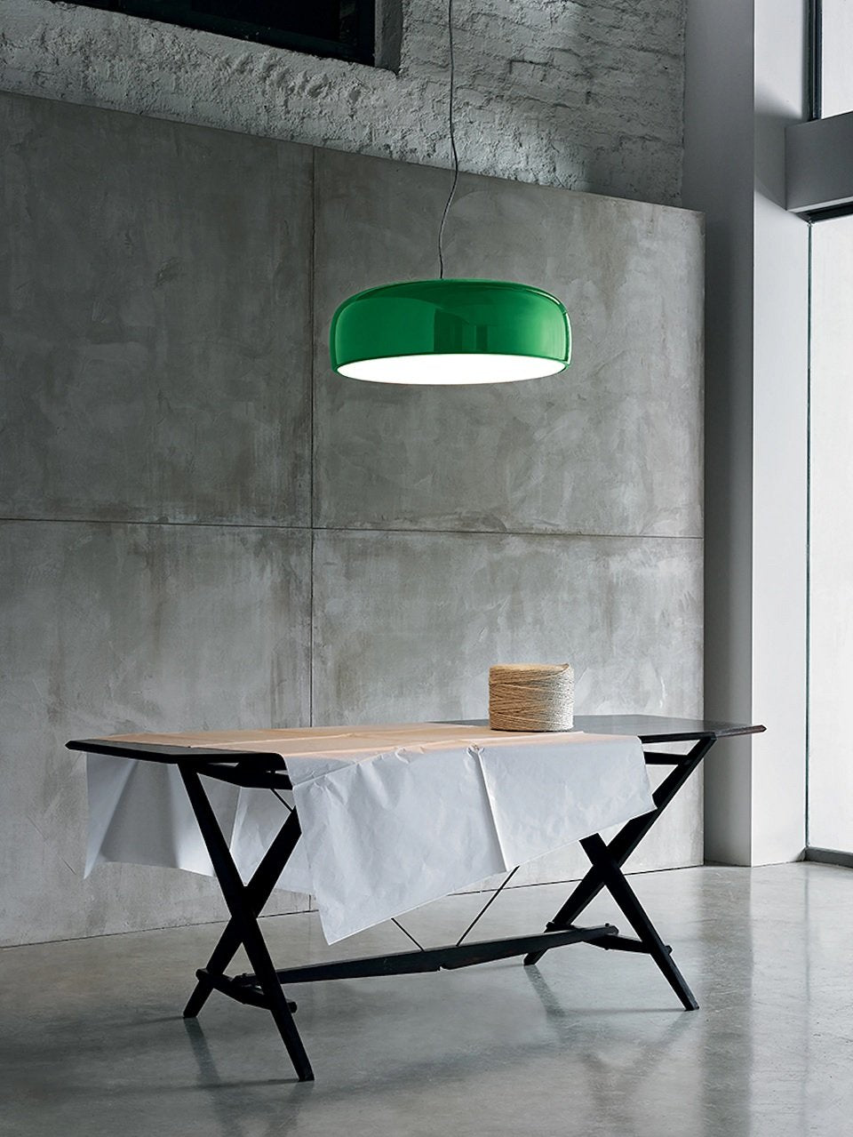 Flos Smithfield Suspension Pro Lampada sospesa 60 cm verde in alluminio accesa in ambiente, design e diffusione della luce