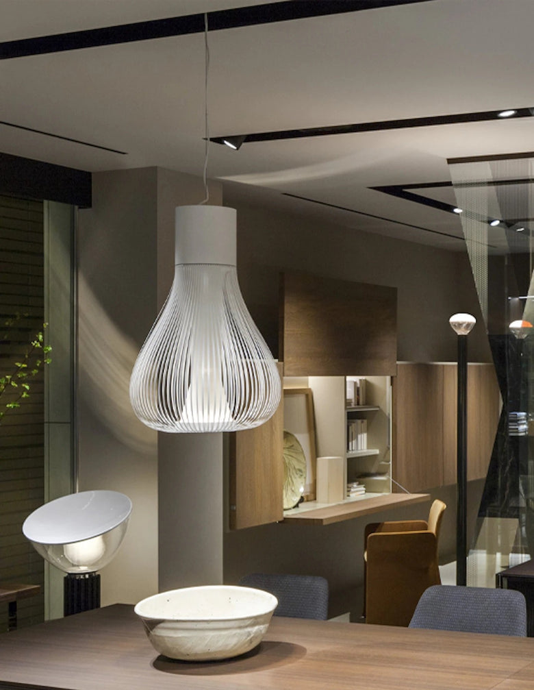 Flos Chasen Lampada a sospensione bianco Bianca in acciaio inox accesa in ambiente, design e diffusione della luce