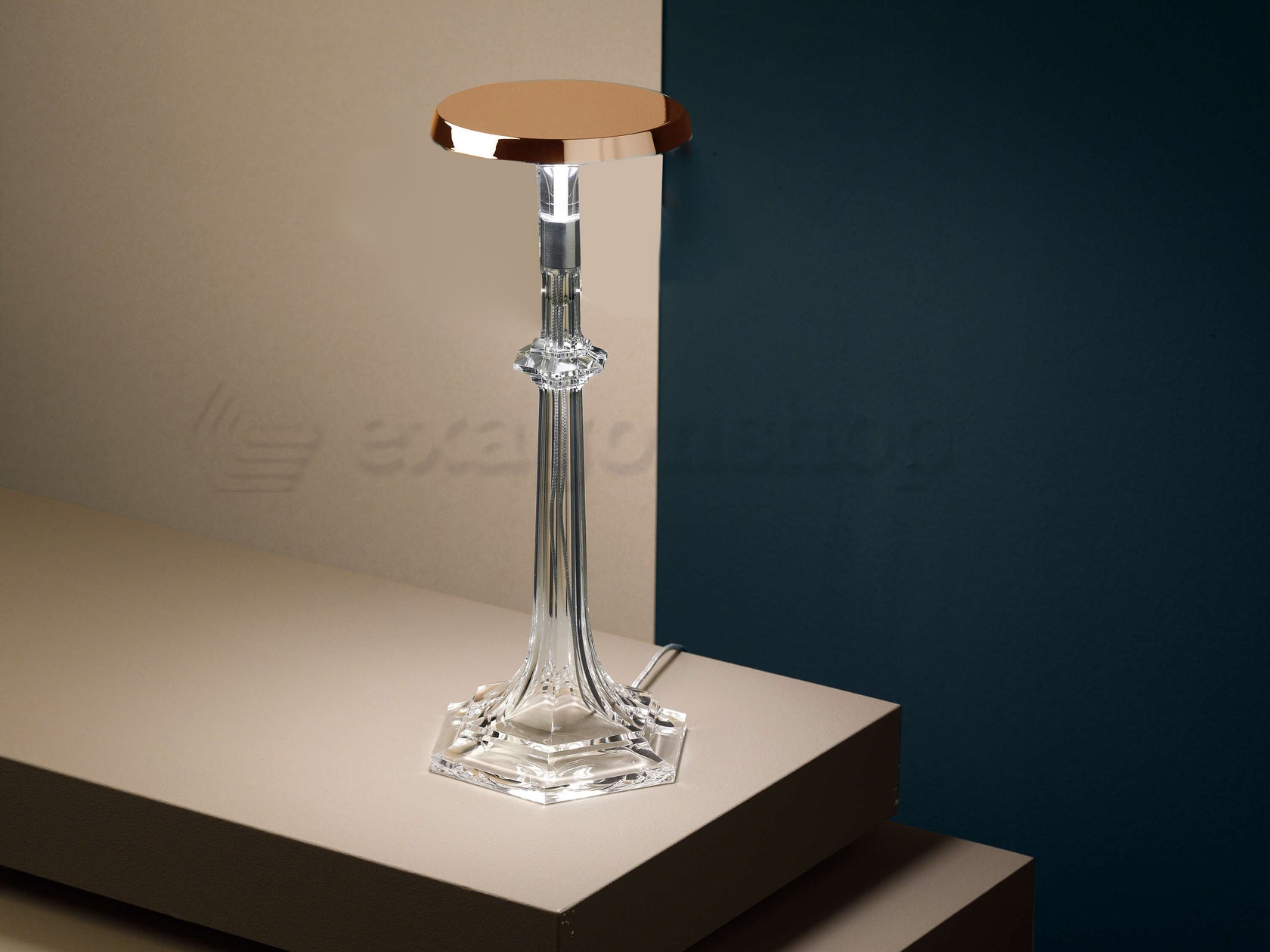 Flos Bon jour Versailles small Lampada Da Tavolo Rame accesa in ambiente, design e diffusione della luce