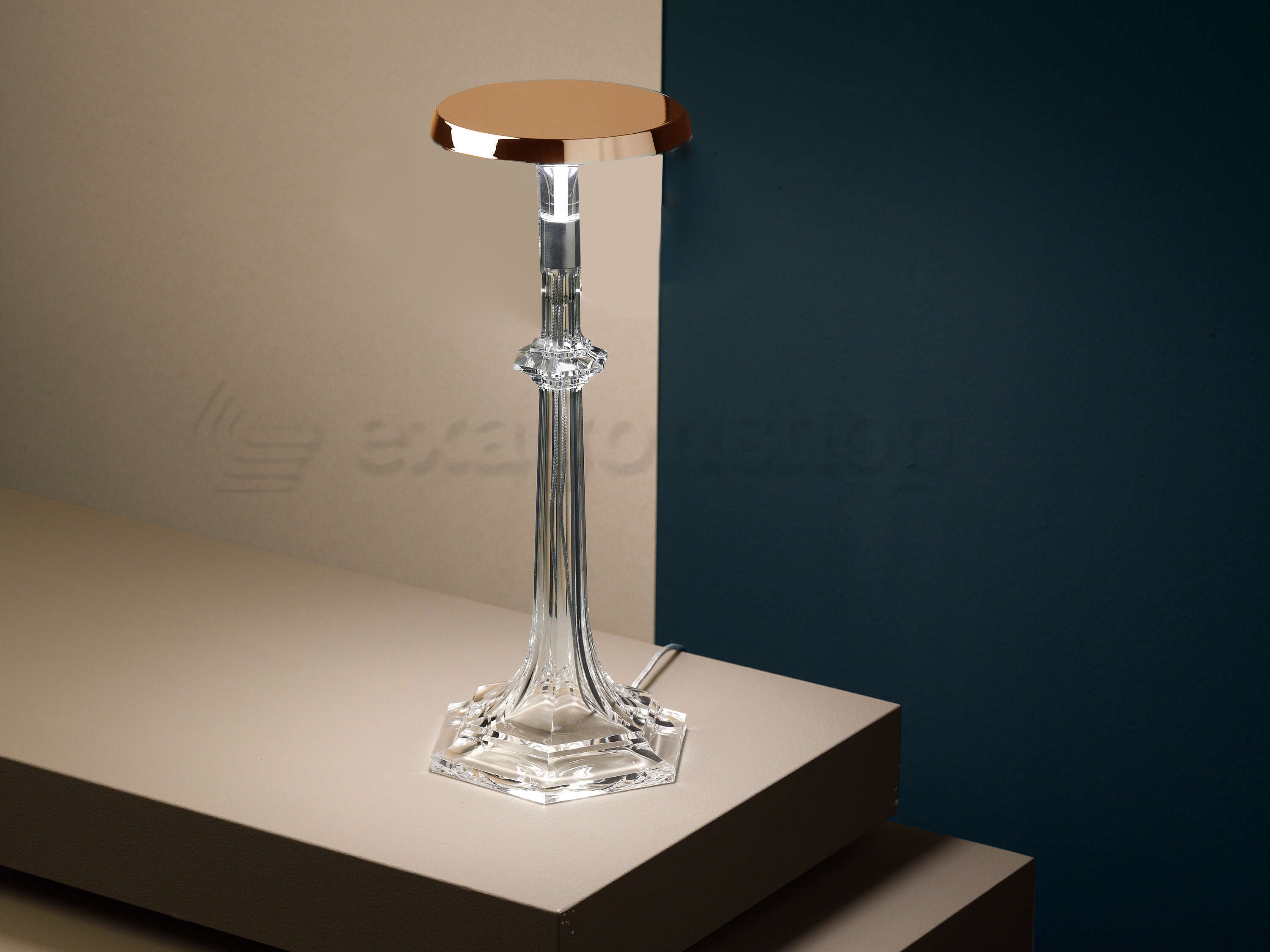 Flos Bon jour Versailles small Lampada Da Tavolo Rame accesa in ambiente, design e diffusione della luce