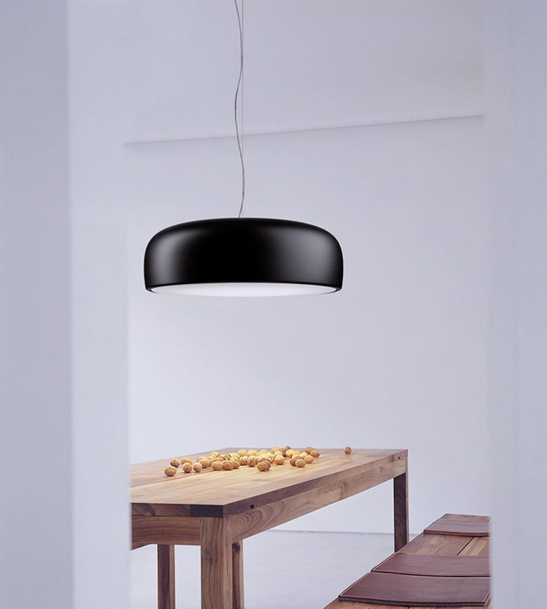 Flos Smithfield Suspension Lampada 60 cm a Sospensione Nero in alluminio e opaco accesa in ambiente, design e diffusione...