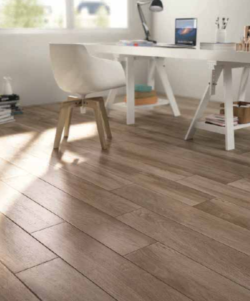 Ragno Woodplace pavimento 20x120 effetto parquet gres fine posata in ambiente arredato, dettaglio della venatura