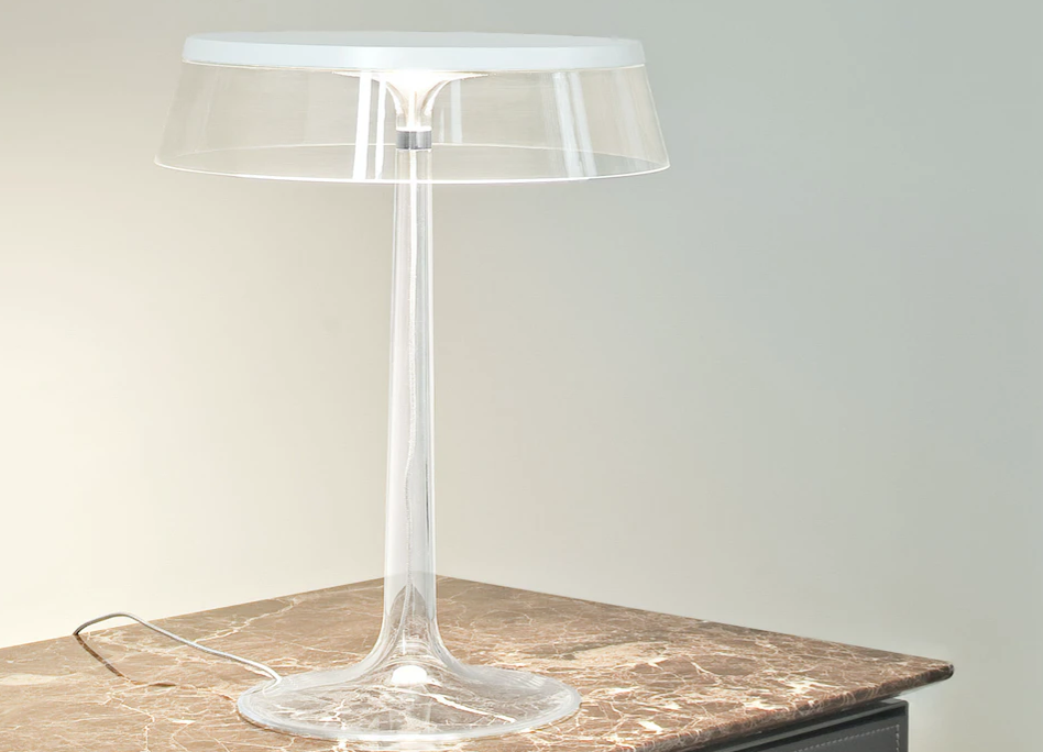 Flos Bon Jour Lampada Da Tavolo cromo con corona trasparente accesa in ambiente, design e diffusione della luce