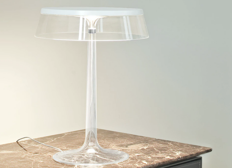 Flos Bon Jour Lampada Da Tavolo cromo con corona trasparente accesa in ambiente, design e diffusione della luce