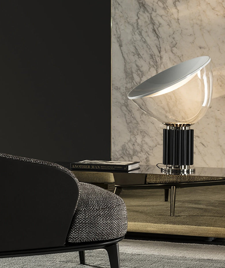 Flos Taccia Lampada da tavolo nero con dimmer, vista posteriore con attacco elettrico