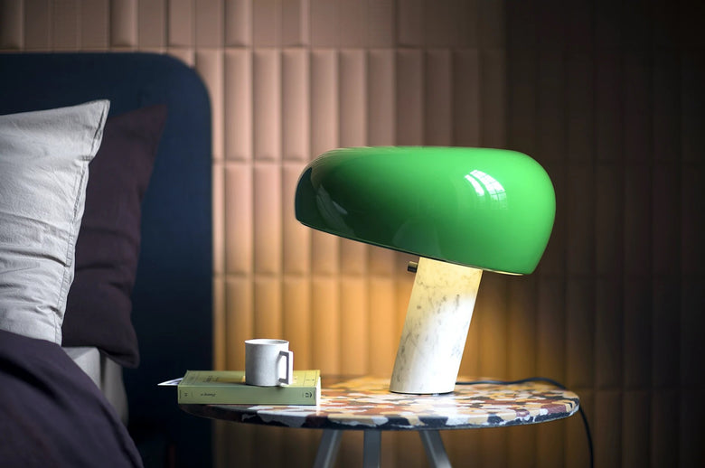 Flos Snoopy Lampada scrivania verde con Base In Marmo spenta, dettaglio del corpo lampada e dei materiali