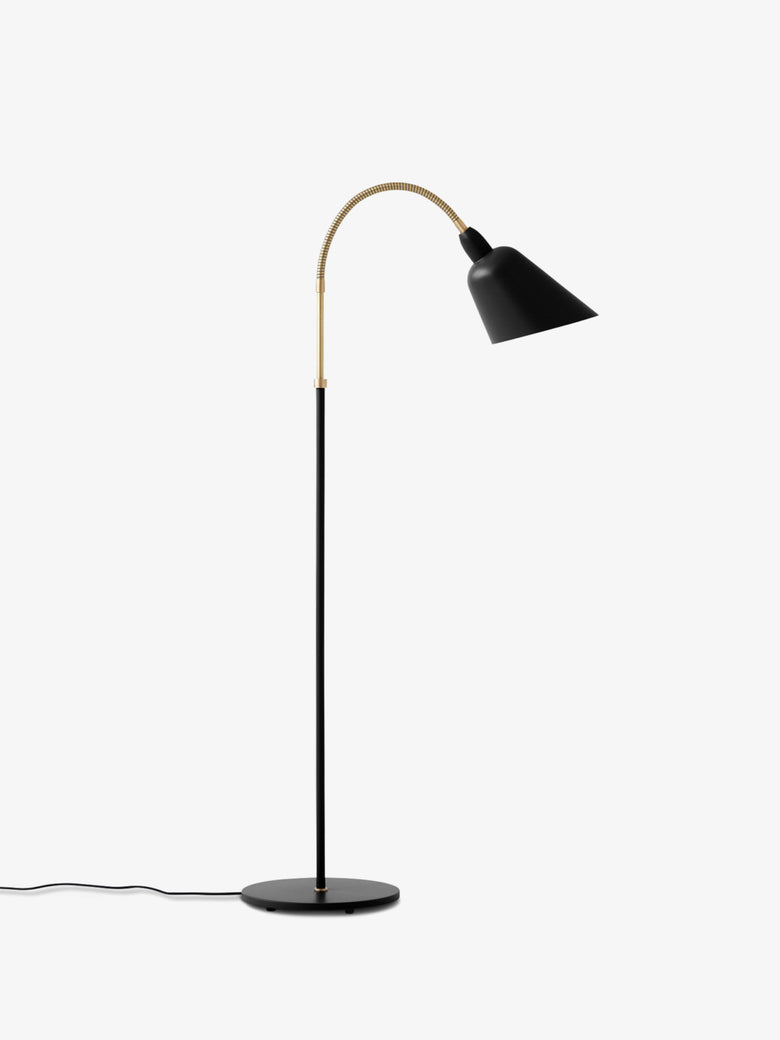 &Tradition Bellevue AJ7 Lampada a pavimento nero ottone Ottone Nero in ghisa accesa in ambiente, design e diffusione...