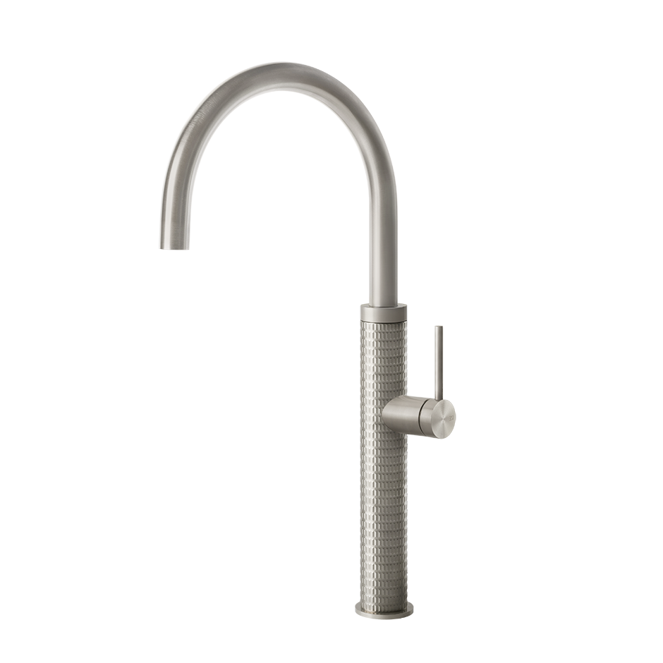 Miscelatore lavello monocomando con canna girevole steel in spazzolato installato su lavello, vista della bocca e della leva