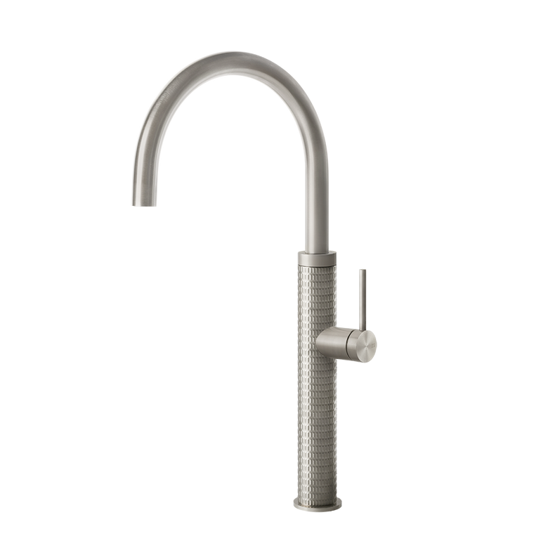 Miscelatore lavello monocomando con canna girevole steel in spazzolato installato su lavello, vista della bocca e della leva